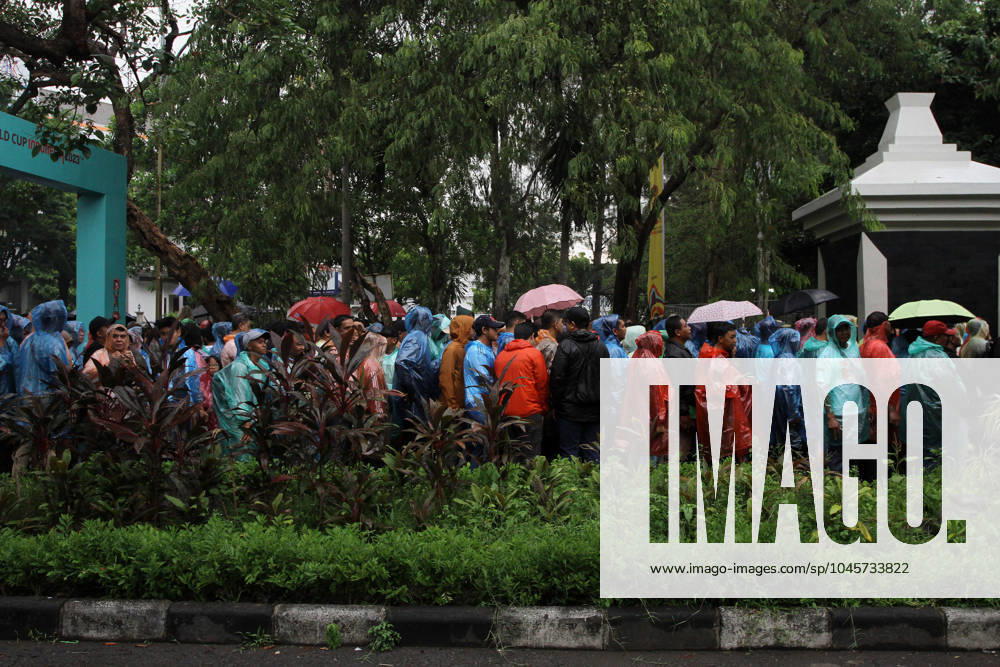 Spectators were seen queuing to watch the FIFA U-17 World Cup Final match between Germany and France at Manahan Stadium. Surakarta Indonesia - ZUMAb228 20231202_zip_b228_055