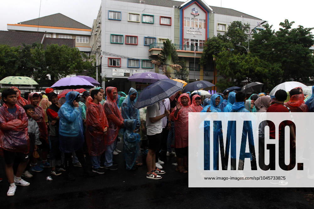 Spectators were seen queuing to watch the FIFA U-17 World Cup Final match between Germany and France at Manahan Stadium. Surakarta Indonesia - ZUMAb228 20231202_zip_b228_058