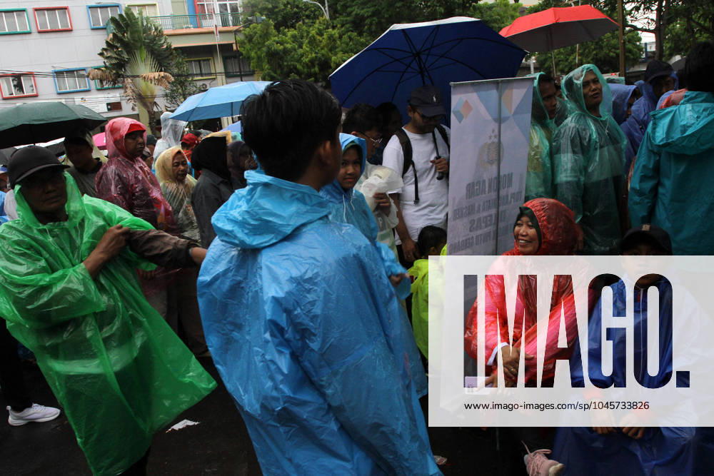 Spectators were seen queuing to watch the FIFA U-17 World Cup Final match between Germany and France at Manahan Stadium. Surakarta Indonesia - ZUMAb228 20231202_zip_b228_059
