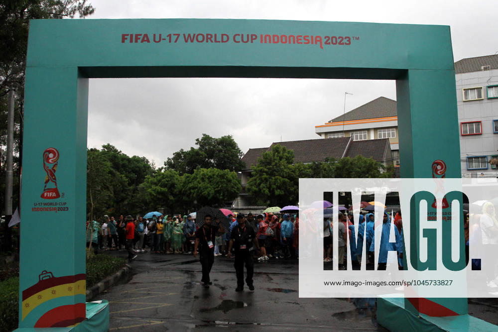 Spectators were seen queuing to watch the FIFA U-17 World Cup Final match between Germany and France at Manahan Stadium. Surakarta Indonesia - ZUMAb228 20231202_zip_b228_060