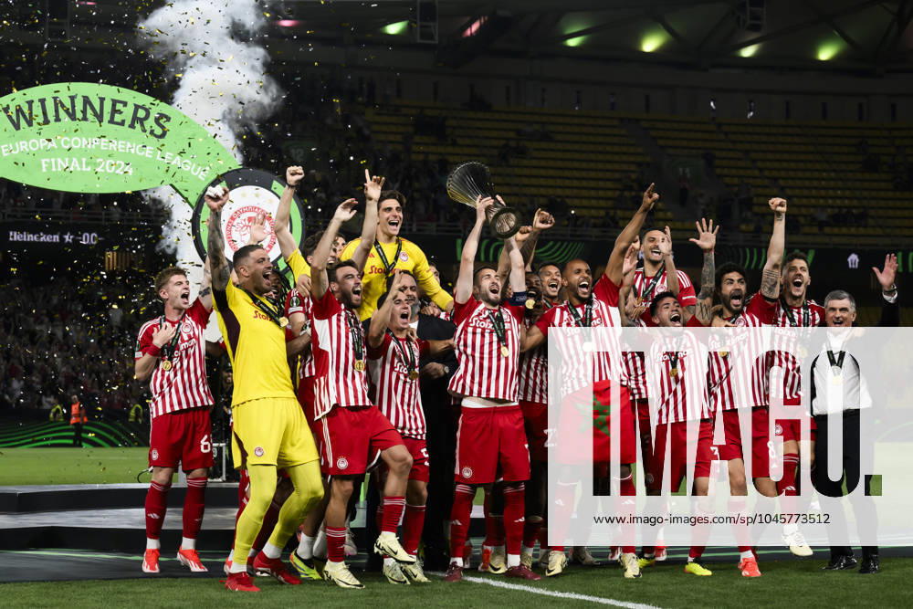 Olympiacos FC v ACF Fiorentina - UEFA Conference League Kostas Fortounis of Olympiaocs FC lifts the trophy as players and Jose Luis Mendilibar, head coach of Olympiacos FC, celebrate during the UEFA Conference League final football match between Olympiacos FC and ACF Fiorentina. Athens Greece