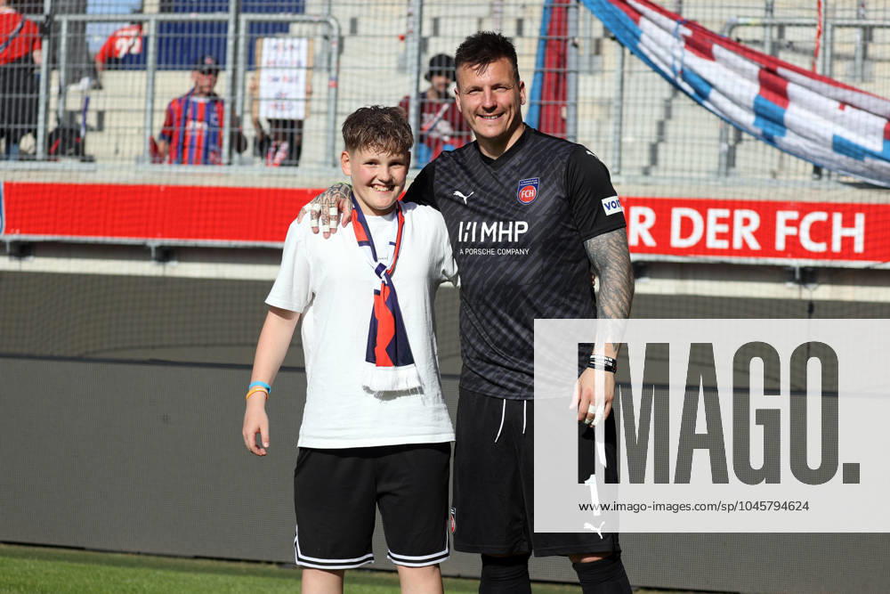 18 05 24 1 FC Heidenheim 1 FC Köln Germany, Heidenheim, 18 05 2024, Football, Bundesliga, 1 FC Heidenheim 1 FC Köln Kevin Müller 1 FC Heidenheim with son child Pepe