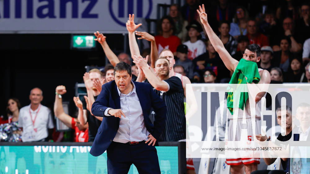 In the picture from left Head Coach Sasa Filipovski Wuerzburg Baskets , instructions, cheering on the bench of Wuerzburg Baskets 31 05 2024, FC Bayern Muenchen Basketball vs Wuerzburg Baskets, easyCredit BBL, playoffs, semi-final game 2, Germany, Munich, BMW Park,