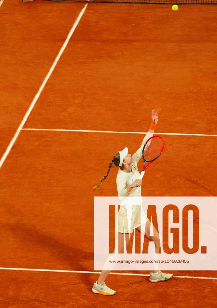 Elena Rybakina in third round action French Open Tennis, Day 7, Tennis, Roland Garros, Paris, France