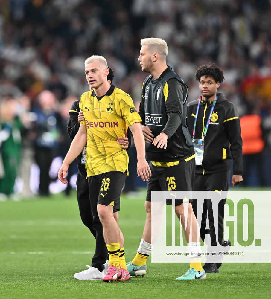 Soccer UEFA Champions League Final 2024, Borussia Dortmund Real Madrid,, v l Julian Ryerson Borussia Dortmund , Niklas Suele Borussia Dortmund , enttaeuscht, enttaeuscht looking, dissapointed London