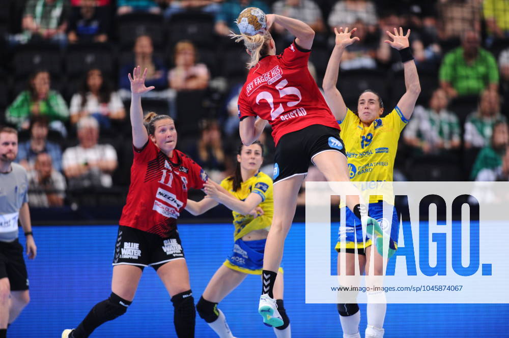 VINTER BURGAARD LOUISE KATHARINA of Metz Handball and REISTAD HENNY ELLA of Team Esbjerg on the 3rd placement match between Team Esbjerg and Metz Handball on the second day of the EHF Champions league Final4 Woman in Budapest on the 2nd of July. Budapest Hungary - ZUMAs291 20240602_zip_s291_006
