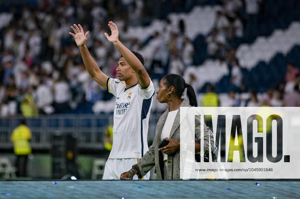Real Madrid UEFA Champions League Trophy Parade 2024 Jude Bellingham of Real Madrid (L) with his mother Denise Bellingham (R) seen at Santiago Bernabeu stadium during Real Madrid UEFA Champions League Trophy Parade on June 2, 2024 in Madrid, Spain. Madrid Estadio Santiago Bernabeu Madrid Spain