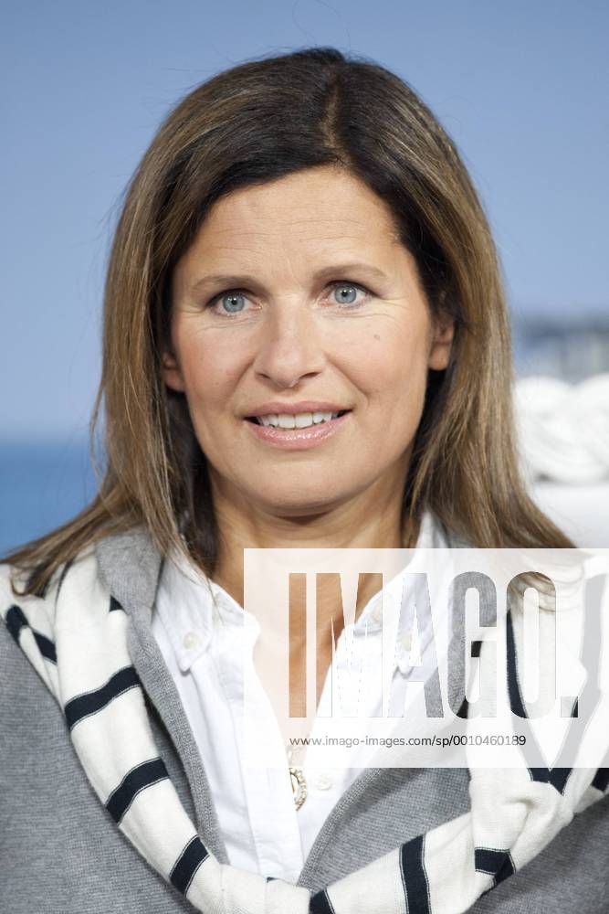 Katrin MUELLER-HOHENSTEIN, Müller-Hohenstein, Moderatorin, ZDF, Einzelbild, angeschnittenes Einzelmotiv, Portraet, Portrait, Vorstellung der Moderatoren von ARD und ZDF für die Fussball-EM 2012 in Polen und der Ukraine, Hamburg 24.04. 2012.