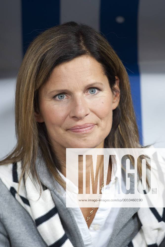 Katrin MUELLER-HOHENSTEIN, Müller-Hohenstein, Moderatorin, ZDF, Einzelbild, angeschnittenes Einzelmotiv, Portraet, Portrait, Vorstellung der Moderatoren von ARD und ZDF für die Fussball-EM 2012 in Polen und der Ukraine, Hamburg 24.04. 2012.