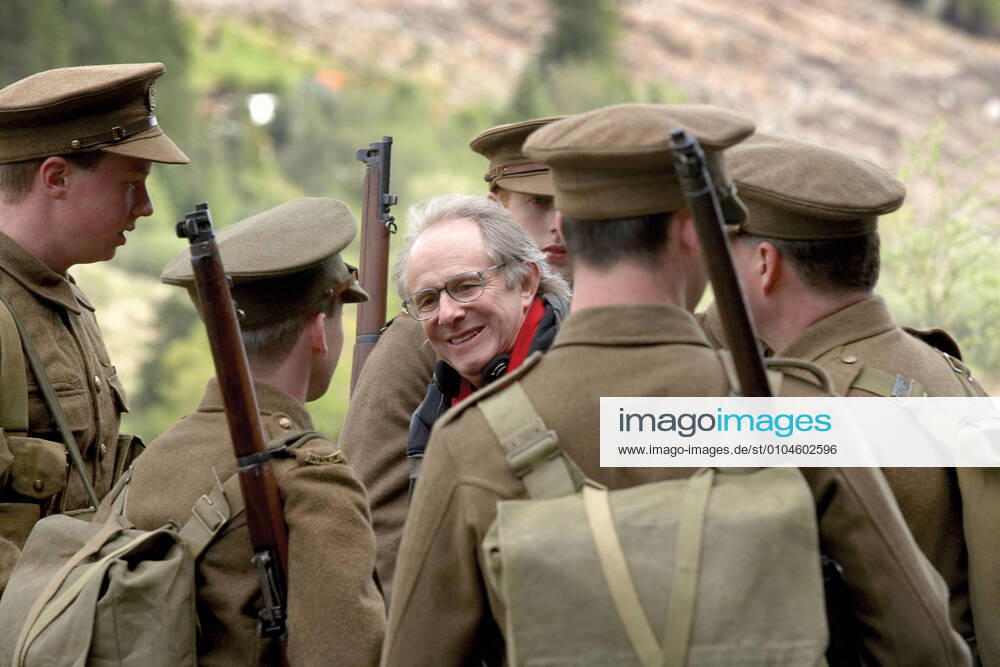 THE WIND THAT SHAKES THE BARLEY Director KEN LOACH with actors playing British soldiers THE WIND THAT SHAKES THE BARLEY Date: 2006 Mandatory credit line: Image courtesy 16 FILMS Ronald Grant Archive Mary Evans