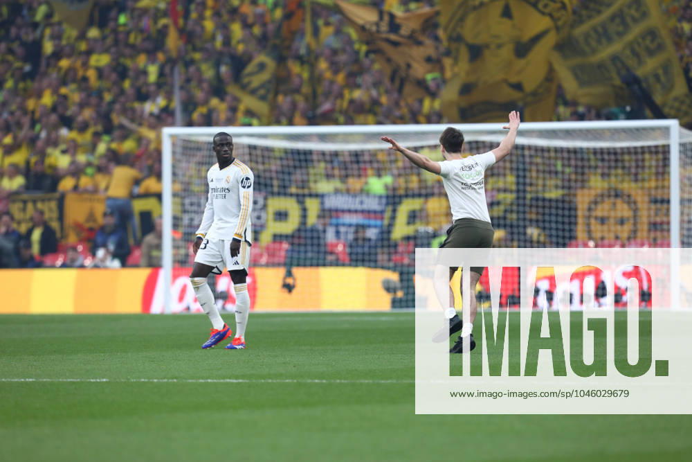 A streaker interferes with the UEFA Champions League Final between BORUSSIA DORTMUND and REAL MADRID at Wembley in London, United Kingdom London United Kingdom - ZUMAc179 20240601_zep_c179_993