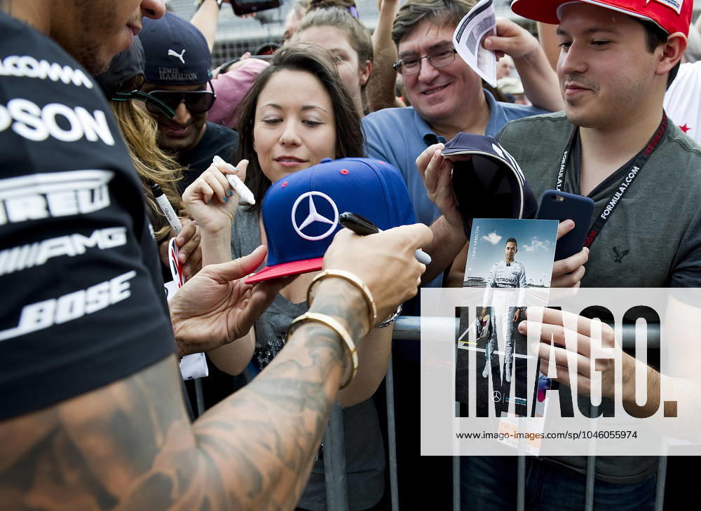 Formula One 2015: United States Grand Prix OCT 22 October 22, 2015: Lewis Hamilton with Mercedes AMG Petronas F1 Team signs autographs for fans at the United States Grand Prix, Circuit of the Americas. Austin, TX. Mario Cantu CSM Austin Texas United States of America
