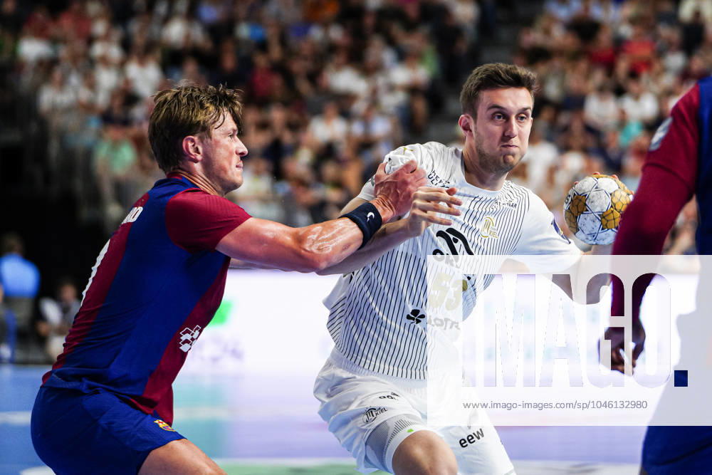 Jonathan Carlsbogard FC Barcelona, 09 , Nikola Bilyk THW Kiel, 53 GER, FC Barcelona vs THW Kiel, Handball, EHF Champions League, Semifinal 2, Season 2023 2024, 08 06 2024 GER, FC Barcelona vs THW Kiel, Handball, EHF Champions League, Semifinal 2, Season 2023 2024, 08 06 2024 Koeln