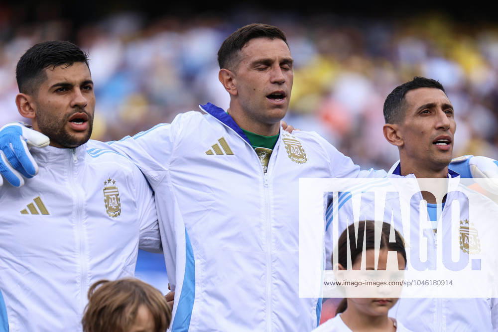Chicago, USA, June 9, 2024: Emiliano Martinez (23 Argentina) Cristian Romero (13 Argentina) and Angel Di Maria (11 Argentina) sing during the national anthem before the friendly match between Argentina and Ecuador on Sunday June 9 at Soldier Field, Chicago, USA. (NO COMMERCIAL USAGE). (Shaina Benhiyoun SPP)