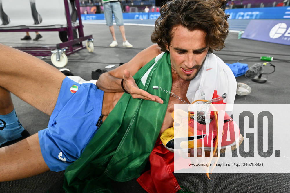 Foto IPP Cavaliere Emiliano. Roma. 11 06 2024. Atletica. Campionati Europei di Atletica. Nella foto: Gianmarco Tamberi mostra le scarpe con le molle nell esultanza dopo aver vinto la medaglia d oro e il titolo di campione europeo di salto in alto Italy Photo Press - World Copyright italy ITALY