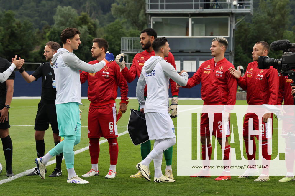 Malta v Greece - International Friendly, Länderspiel, Nationalmannschaft Soccer players from the national soccer teams of Greece and Malta are shaking hands prior to the international soccer friendly match between Malta and Greece at the Untersberg-Arena, in Grodig, Austria, on June 11, 2024. Grödig Salzburg Austria