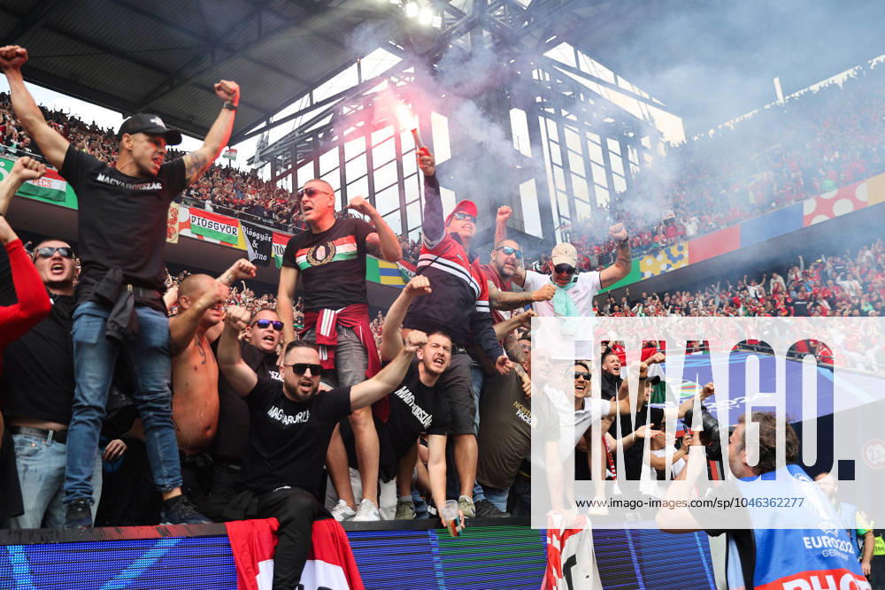 European Football Championship, UEFA EURO 2024, Hungary Switzerland, Group A, Cologne Stadium, v l , Hungary fans cheer the 1 2 with pyrotechnics, pyro, smoke, fire, bengalos, smoke bombs, pirotecnica, fumo, fuoco, sparklers