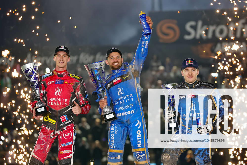 MALILLA (SZWECJA) - SKROTFRAG ARENA, ZUZEL (SPEEDWAY), INDYWIDUALNE MISTRZOSTWA SWIATA (FIM SPEEDWAY World Championship, WM, Weltmeisterschaft GRAND PRIX 2024) - 3P LOGISTICS FIM SPEEDWAY GRAND PRIX OF SWEDEN NZ MAX FRICKE (L), BARTOSZ ZMARZLIK (C), ROBERT LAMBERT (P) - PODIUM FOTO PAWEL WILCZYNSKI CYFRASPORT NEWSPIX.PL --- Newspix.pl 20240615CSPW5069