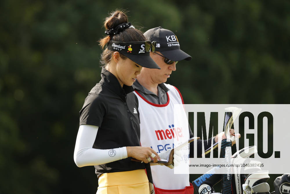 GRAND RAPIDS, MI - JUNE 15: LPGA, Golf Damen golfer Grace Kim looks at her yardage book on the 17th tee during the LPGA Meijer LPGA Classic for Simply Give on June 15th, 2024, at Blythefield Country Club in Grand Rapids, Michigan. (Photo by Brian Spurlock Icon Sportswire) GOLF: JUN 15 LPGA Meijer LPGA Classic for Simply Give Icon24061527