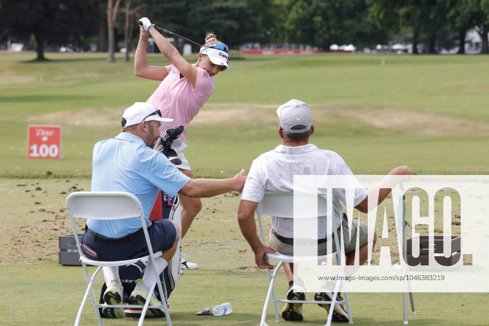 GRAND RAPIDS, MI - JUNE 15: LPGA, Golf Damen golfer Lexi Thompson hits balls on the practice range after finishing her 3rd round while her caddie and father watch during the LPGA Meijer LPGA Classic for Simply Give on June 15th, 2024, at Blythefield Country Club in Grand Rapids, Michigan. (Photo by Brian Spurlock Icon Sportswire) GOLF: JUN 15 LPGA Meijer LPGA Classic for Simply Give Icon24061557