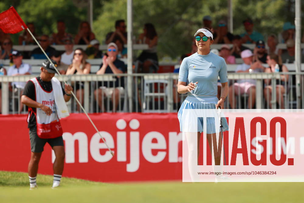 Meijer LPGA, Golf Damen Classic Alison Lee of the United States acknowledges the gallery on the 18th green during Day Three of the Meijer LPGA Classic for Simply Give golf tournament at Blythefield Country Club in Belmont, MI, USA Saturday, June 15, 2024. Belmont Michigan United States