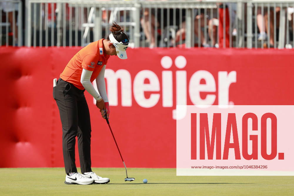 Meijer LPGA, Golf Damen Classic Atthaya Thitkul of Thailand follows her putt on the 18th green during Day Three of the Meijer LPGA Classic for Simply Give golf tournament at Blythefield Country Club in Belmont, MI, USA Saturday, June 15, 2024. Belmont Michigan United States