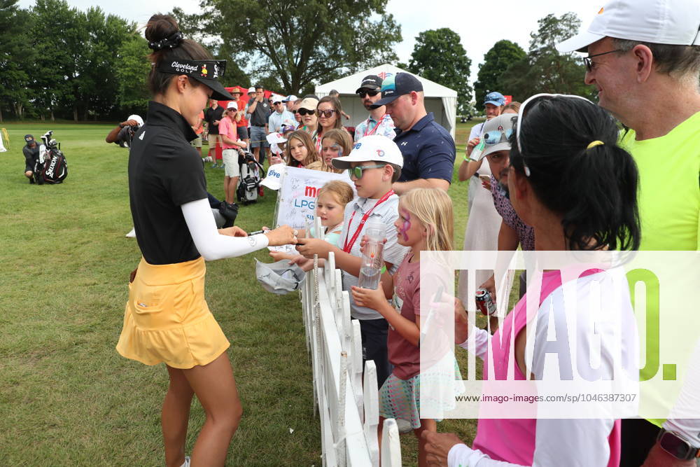 GRAND RAPIDS, MI - JUNE 15: LPGA, Golf Damen golfer Grace Kim signs autographs for the fans after finishing her third round during LPGA Meijer LPGA Classic for Simply Give on June 15th, 2024, at Blythefield Country Club in Grand Rapids, Michigan. (Photo by Brian Spurlock Icon Sportswire) GOLF: JUN 15 LPGA Meijer LPGA Classic for Simply Give Icon24061580
