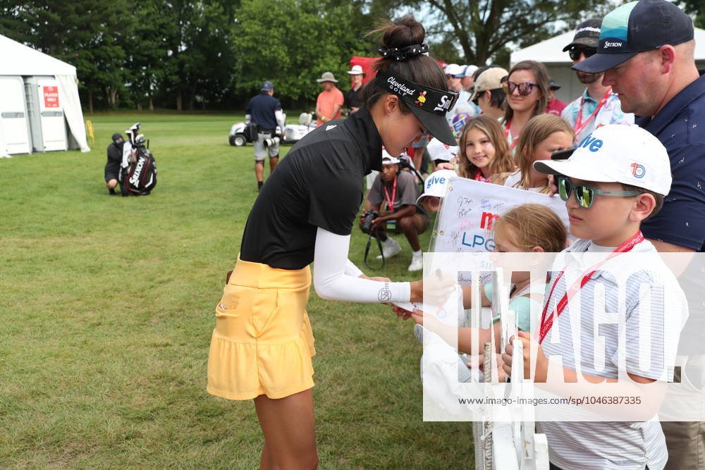 GRAND RAPIDS, MI - JUNE 15: LPGA, Golf Damen golfer Grace Kim signs autographs for the fans after finishing her third round during LPGA Meijer LPGA Classic for Simply Give on June 15th, 2024, at Blythefield Country Club in Grand Rapids, Michigan. (Photo by Brian Spurlock Icon Sportswire) GOLF: JUN 15 LPGA Meijer LPGA Classic for Simply Give Icon24061581