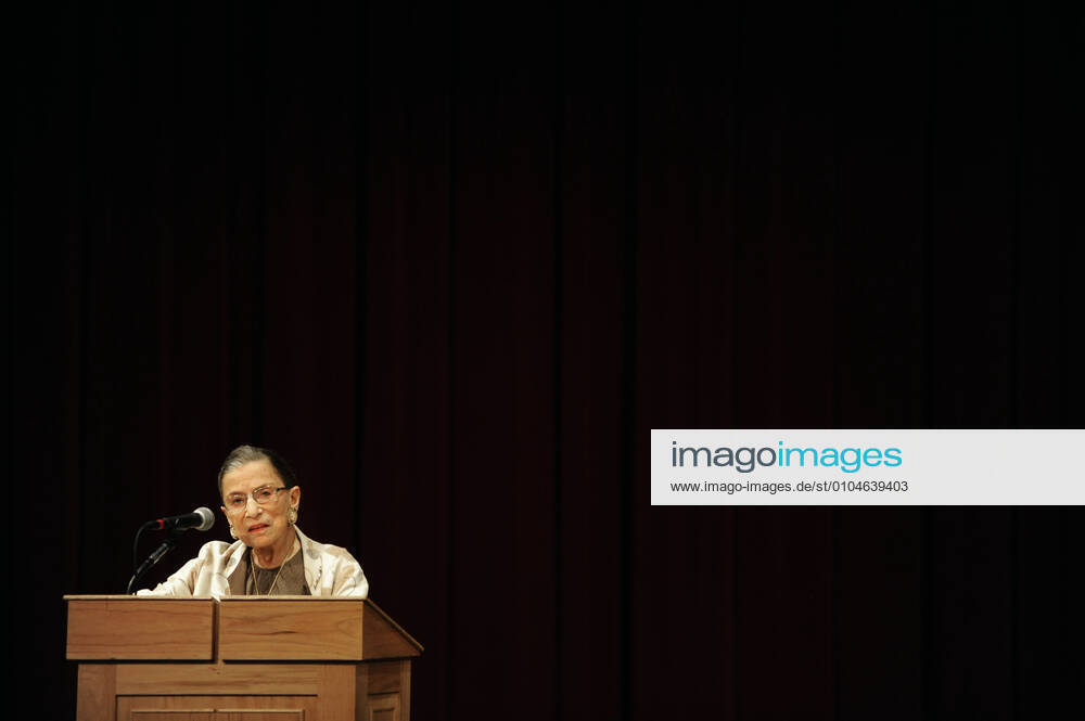 IMAGO ICONS: Ruth Bader Ginsburg Berühmte Feministinnen, Ruth Bader Ginsburg September 17, 2013 - Stanford, California, U.S. - RUTH BADER GINSBURG speaks at the Stanford School of Law in Stanford, California. Stanford U.S. - ZUMAed1_ 20130917_zaf_ed1_004