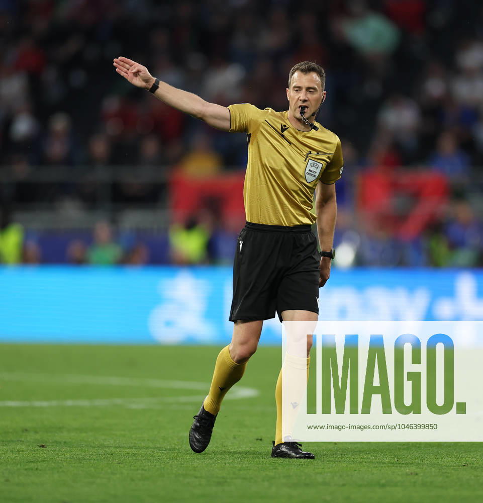 European Football Championship, UEFA EURO 2024, Italy Albania, Group B, BVB Stadion Dortmund, v l , Referee Felix Zwayer GER gives instructions, gesticulates, gesticulate with arms gives instructions, gesticulate
