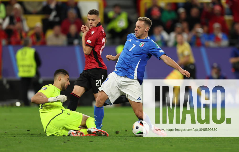 European Football Championship, UEFA EURO 2024, Italy Albania, Group B, BVB Stadion Dortmund, f l , Goalkeeper Thomas Strakosha Albania , Davide Frattesi Italy