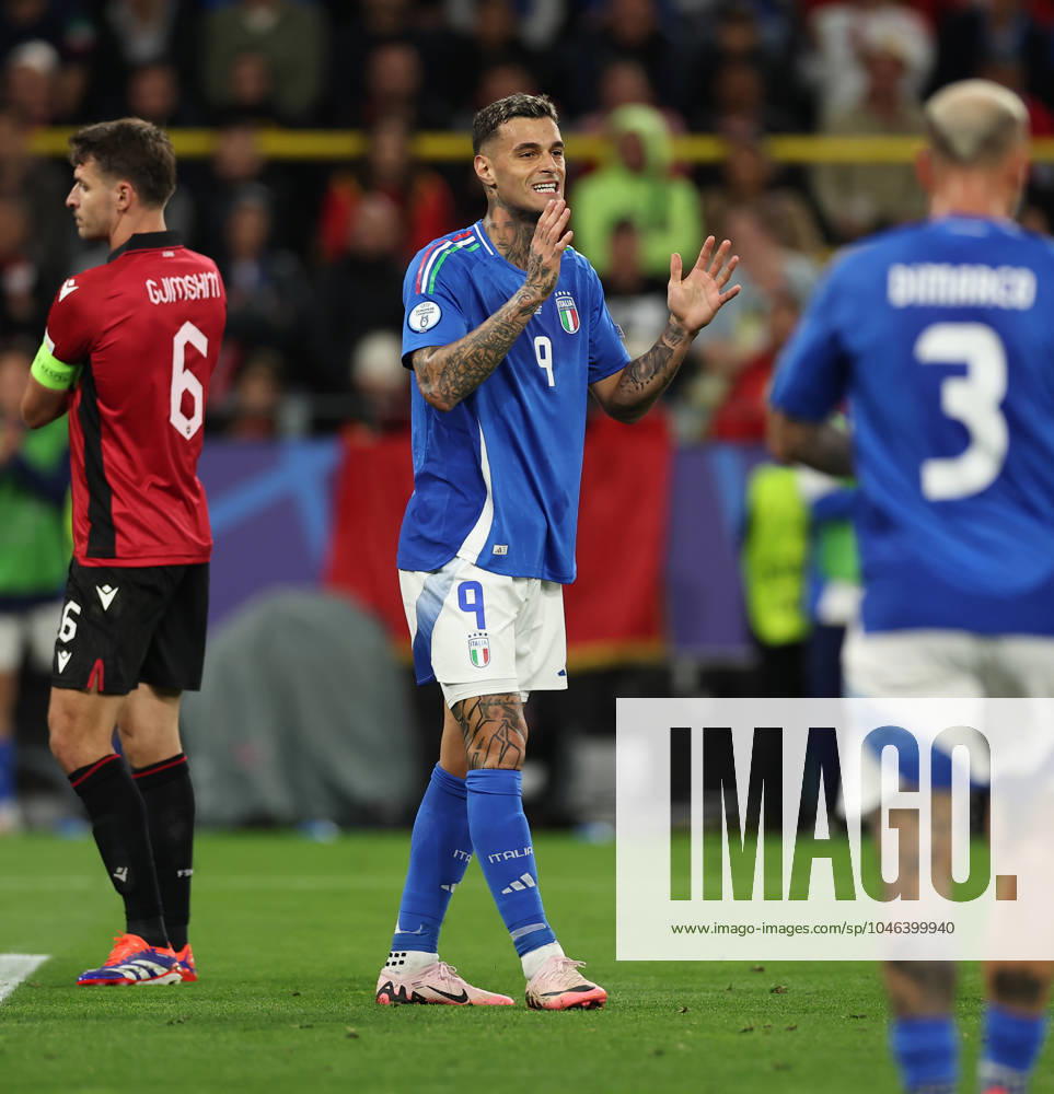 European Football Championship, UEFA EURO 2024, Italy Albania, Group B, BVB Stadion Dortmund, v l , Gianluca Scamacca Italy gives instructions, gesticulates, gesticulate with arms gives instructions, gesticulate