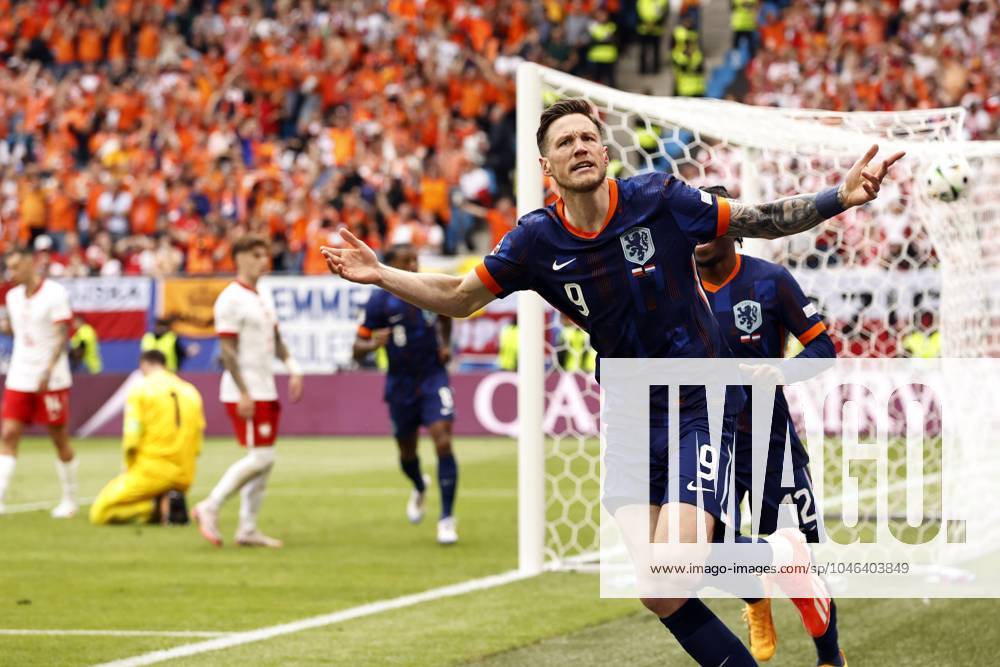 HAMBURG - Wout Weghorst of Holland celebrates the 1-2 during the UEFA EURO, EM, Europameisterschaft,Fussball 2024 group D match between Poland and the Netherlands at the Volksparkstadion on June 16, 2024 in Hamburg, Germany. ANP MAURICE VAN STEEN UEFA EURO 2024 2024 ANPxSportx IVx 501240313 originalFilename: 501240313