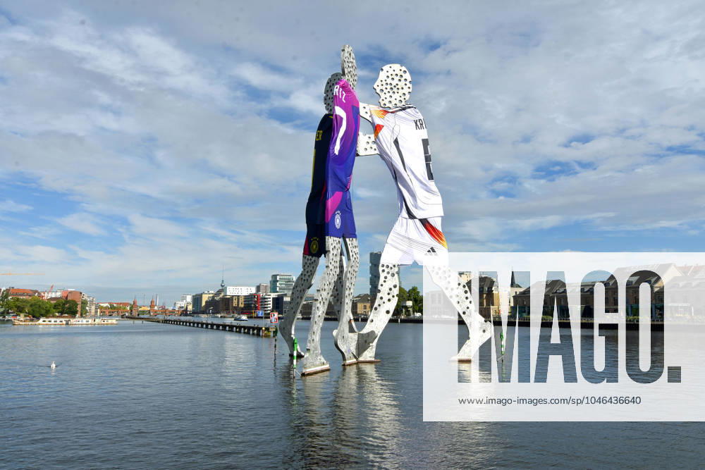 Since the start of the European Championship, the three Molecul Man figures in the Spree near the Treptower have each donned an XXL football jersey Molecul Man in the European Championship look