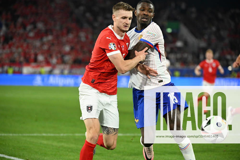 Football EM 2024, Austria France, v l Marcus Thuram Ulien France Stefan Posch Austria Zweikampf, Aktion, action, battle for the ball Düsseldorf