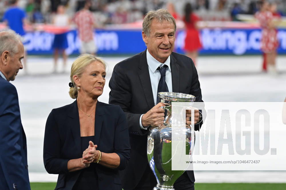 Football EM 2024, Germany Scotland, v l Heidi Beckenbauer, the widow of Emperor Franz Beckenbauer carries the EM Cup Jürgen Juergen Klinsmann Munich