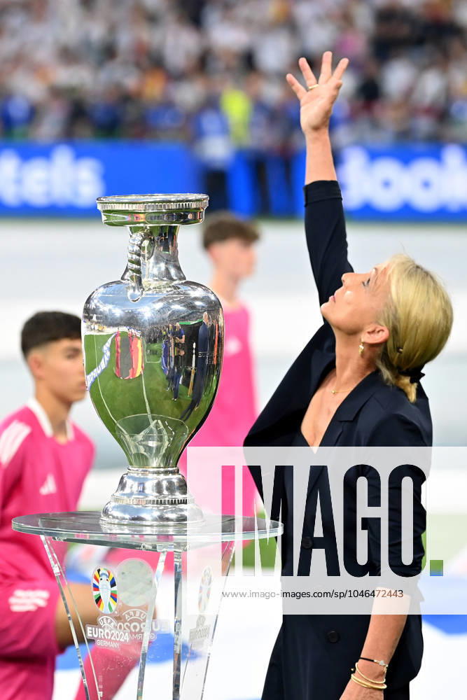 European Football Championship 2024, Germany Scotland, v l Heidi Beckenbauer, the widow of Emperor Franz Beckenbauer carries the European Championship trophy Munich