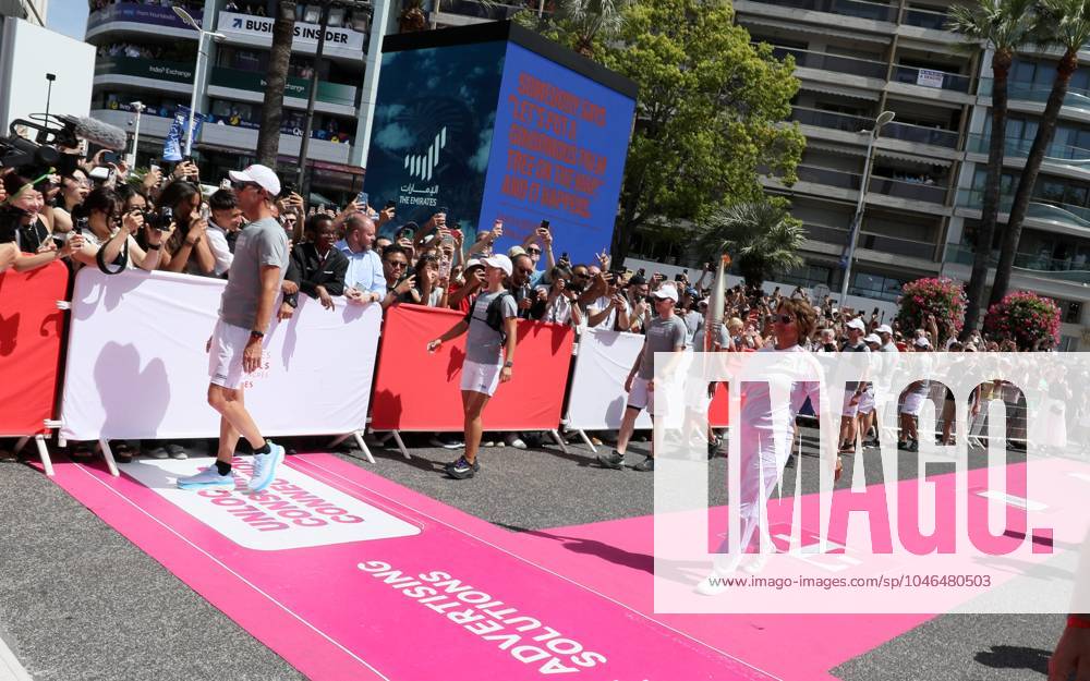 Flamme olympique sur le tapis rouge de Cannes PHOTOPQR NICE MATIN Patrice Lapoirie ; Cannes ; 18 06 2024 ; L actrice américaine Halle Berry porte la flamme à Cannes Elle a porté la flamme olympique sur les marches du Palais des Festivals, en compagnie de Thierry Frémaux, délégué général du Festival de Cannes. The Olympic flame continues its tour of France. Here on the French Riviera, on june 18th 2024 - on the red carpet of the Cannes film festival Cannes France