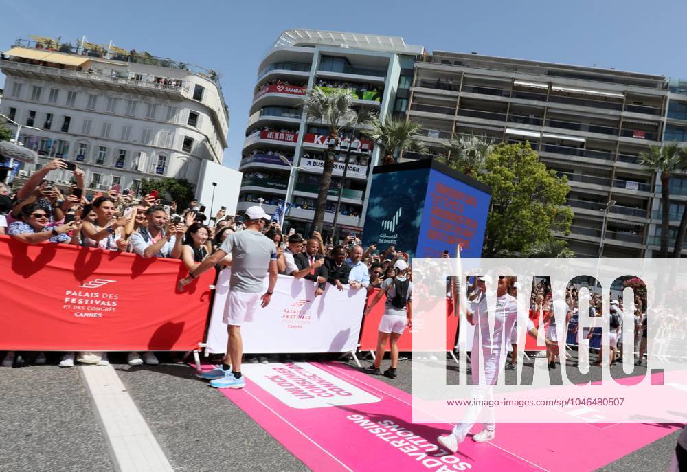 Flamme olympique sur le tapis rouge de Cannes PHOTOPQR NICE MATIN Patrice Lapoirie ; Cannes ; 18 06 2024 ; L actrice américaine Halle Berry porte la flamme à Cannes Elle a porté la flamme olympique sur les marches du Palais des Festivals, en compagnie de Thierry Frémaux, délégué général du Festival de Cannes. The Olympic flame continues its tour of France. Here on the French Riviera, on june 18th 2024 - on the red carpet of the Cannes film festival Cannes France