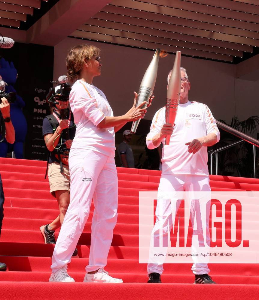 Flamme olympique sur le tapis rouge de Cannes PHOTOPQR NICE MATIN Patrice Lapoirie ; Cannes ; 18 06 2024 ; L actrice américaine Halle Berry porte la flamme à Cannes Elle a porté la flamme olympique sur les marches du Palais des Festivals, en compagnie de Thierry Frémaux, délégué général du Festival de Cannes. The Olympic flame continues its tour of France. Here on the French Riviera, on june 18th 2024 - on the red carpet of the Cannes film festival Cannes France