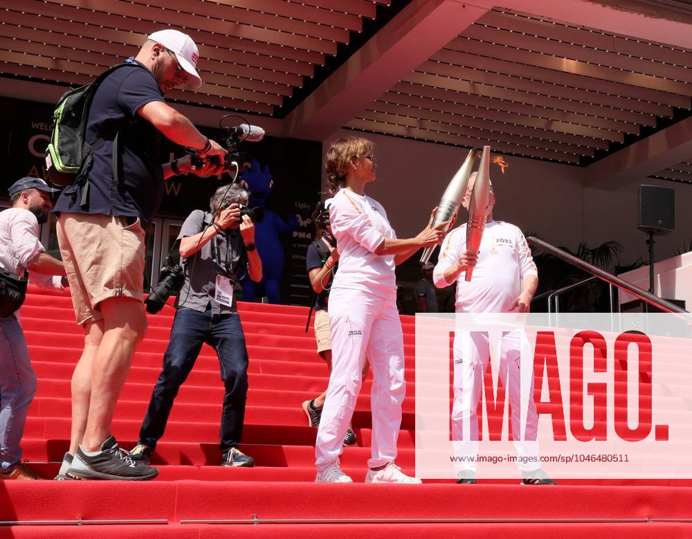 Flamme olympique sur le tapis rouge de Cannes PHOTOPQR NICE MATIN Patrice Lapoirie ; Cannes ; 18 06 2024 ; L actrice américaine Halle Berry porte la flamme à Cannes Elle a porté la flamme olympique sur les marches du Palais des Festivals, en compagnie de Thierry Frémaux, délégué général du Festival de Cannes. The Olympic flame continues its tour of France. Here on the French Riviera, on june 18th 2024 - on the red carpet of the Cannes film festival Cannes France