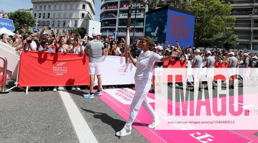 Flamme olympique sur le tapis rouge de Cannes PHOTOPQR NICE MATIN Patrice Lapoirie ; Cannes ; 18 06 2024 ; L actrice américaine Halle Berry porte la flamme à Cannes Elle a porté la flamme olympique sur les marches du Palais des Festivals, en compagnie de Thierry Frémaux, délégué général du Festival de Cannes. The Olympic flame continues its tour of France. Here on the French Riviera, on june 18th 2024 - on the red carpet of the Cannes film festival Cannes France