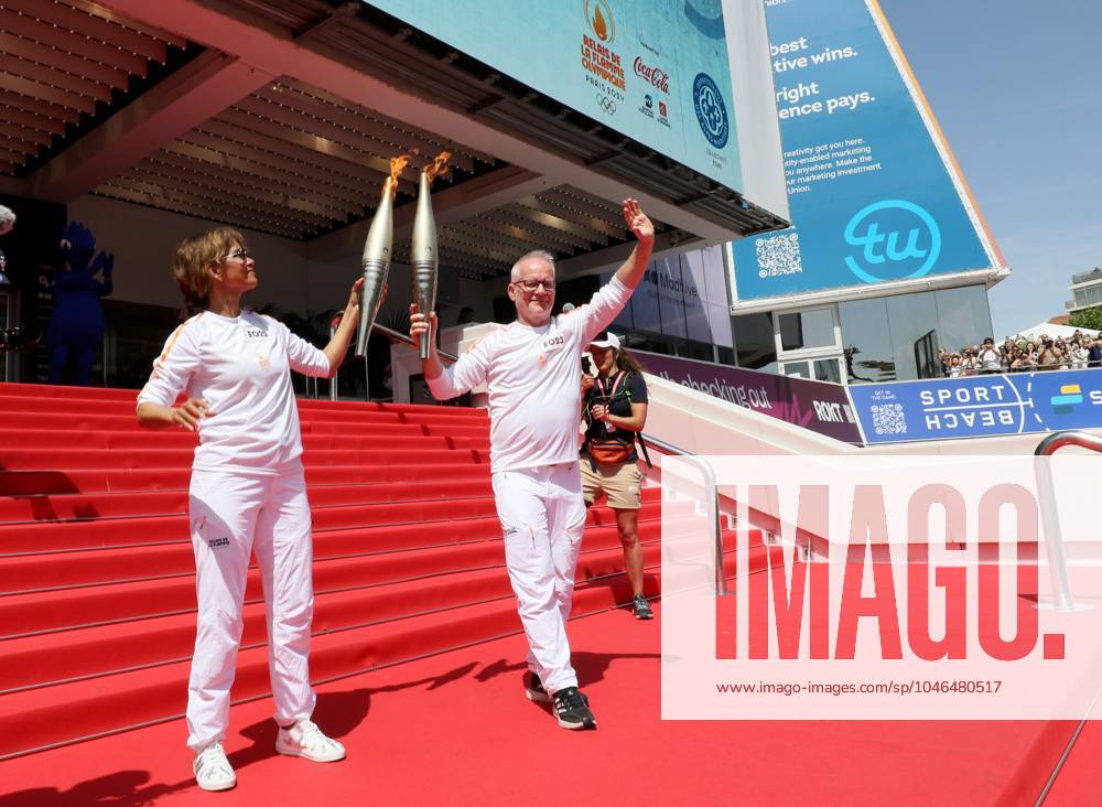 Flamme olympique sur le tapis rouge de Cannes PHOTOPQR NICE MATIN Patrice Lapoirie ; Cannes ; 18 06 2024 ; L actrice américaine Halle Berry porte la flamme à Cannes Elle a porté la flamme olympique sur les marches du Palais des Festivals, en compagnie de Thierry Frémaux, délégué général du Festival de Cannes. The Olympic flame continues its tour of France. Here on the French Riviera, on june 18th 2024 - on the red carpet of the Cannes film festival Cannes France