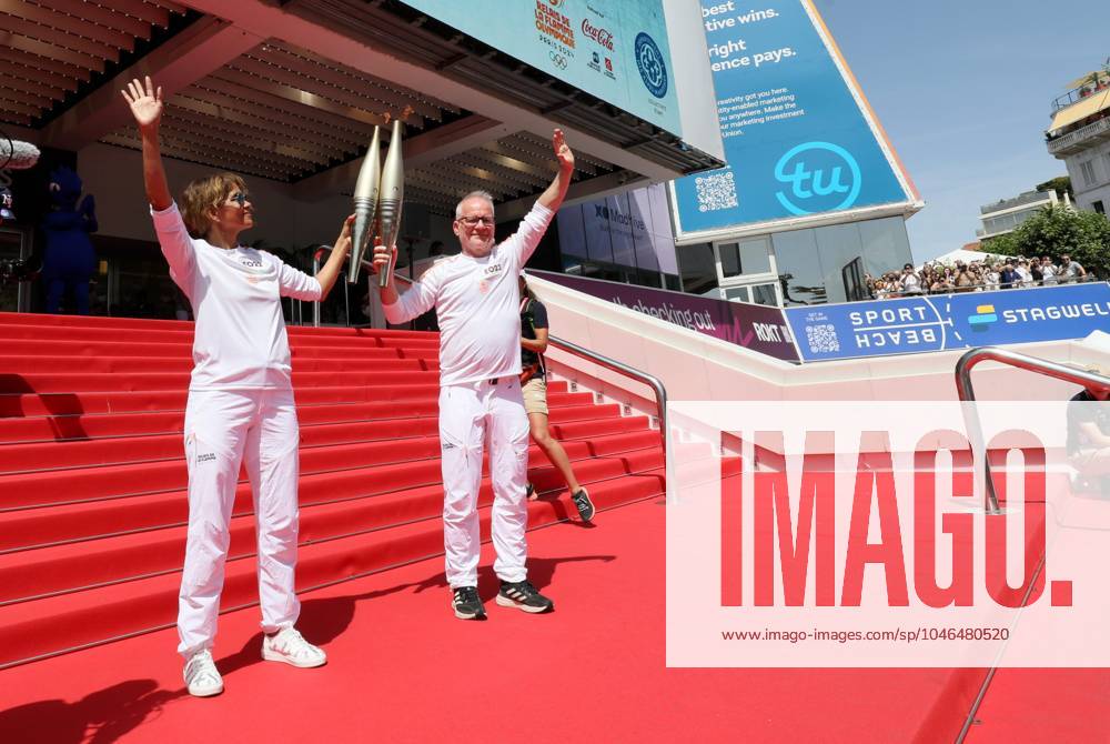 Flamme olympique sur le tapis rouge de Cannes PHOTOPQR NICE MATIN Patrice Lapoirie ; Cannes ; 18 06 2024 ; L actrice américaine Halle Berry porte la flamme à Cannes Elle a porté la flamme olympique sur les marches du Palais des Festivals, en compagnie de Thierry Frémaux, délégué général du Festival de Cannes. The Olympic flame continues its tour of France. Here on the French Riviera, on june 18th 2024 - on the red carpet of the Cannes film festival Cannes France