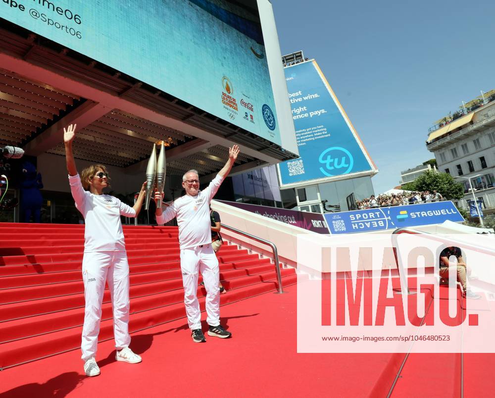 Flamme olympique sur le tapis rouge de Cannes PHOTOPQR NICE MATIN Patrice Lapoirie ; Cannes ; 18 06 2024 ; L actrice américaine Halle Berry porte la flamme à Cannes Elle a porté la flamme olympique sur les marches du Palais des Festivals, en compagnie de Thierry Frémaux, délégué général du Festival de Cannes. The Olympic flame continues its tour of France. Here on the French Riviera, on june 18th 2024 - on the red carpet of the Cannes film festival Cannes France