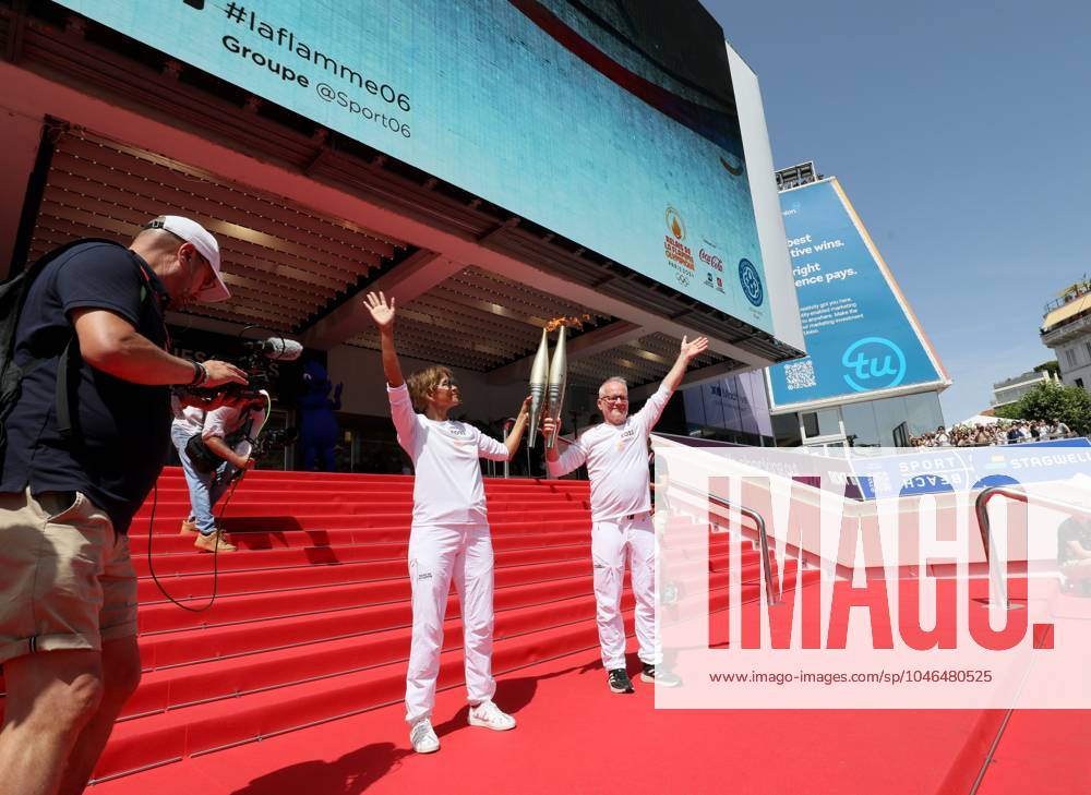 Flamme olympique sur le tapis rouge de Cannes PHOTOPQR NICE MATIN Patrice Lapoirie ; Cannes ; 18 06 2024 ; L actrice américaine Halle Berry porte la flamme à Cannes Elle a porté la flamme olympique sur les marches du Palais des Festivals, en compagnie de Thierry Frémaux, délégué général du Festival de Cannes. The Olympic flame continues its tour of France. Here on the French Riviera, on june 18th 2024 - on the red carpet of the Cannes film festival Cannes France
