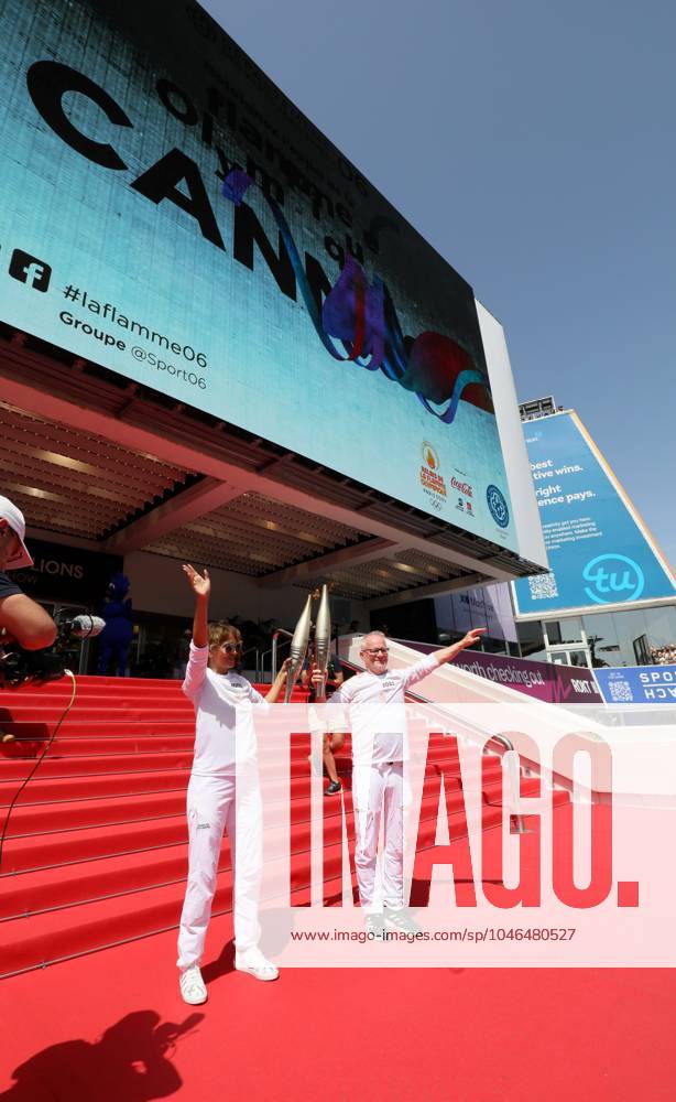 Flamme olympique sur le tapis rouge de Cannes PHOTOPQR NICE MATIN Patrice Lapoirie ; Cannes ; 18 06 2024 ; L actrice américaine Halle Berry porte la flamme à Cannes Elle a porté la flamme olympique sur les marches du Palais des Festivals, en compagnie de Thierry Frémaux, délégué général du Festival de Cannes. The Olympic flame continues its tour of France. Here on the French Riviera, on june 18th 2024 - on the red carpet of the Cannes film festival Cannes France