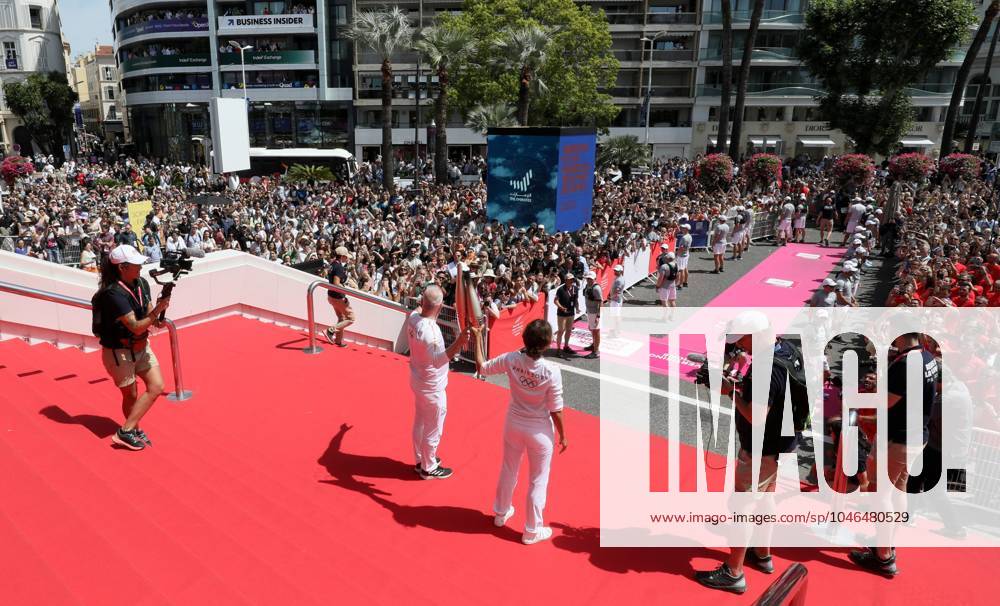Flamme olympique sur le tapis rouge de Cannes PHOTOPQR NICE MATIN Patrice Lapoirie ; Cannes ; 18 06 2024 ; L actrice américaine Halle Berry porte la flamme à Cannes Elle a porté la flamme olympique sur les marches du Palais des Festivals, en compagnie de Thierry Frémaux, délégué général du Festival de Cannes. The Olympic flame continues its tour of France. Here on the French Riviera, on june 18th 2024 - on the red carpet of the Cannes film festival Cannes France