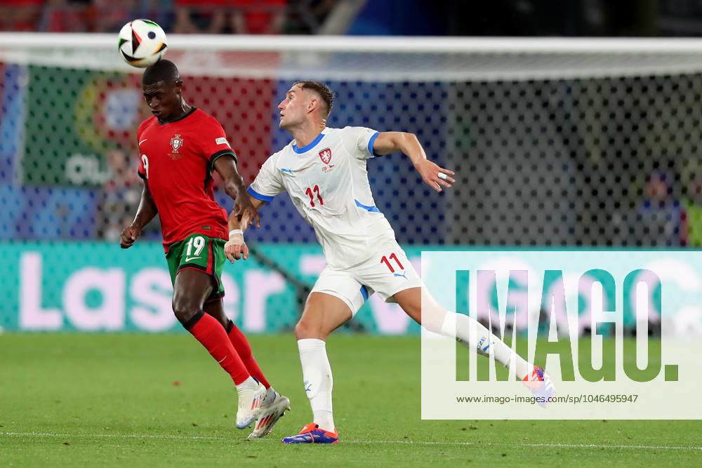Football EM 2024, Portugal Czech Republic, v l Nuno Alexandre Tavares Mendes Portugal Jan Kuchta Czech Republic duel, action, action, battle for the ball Leipzig
