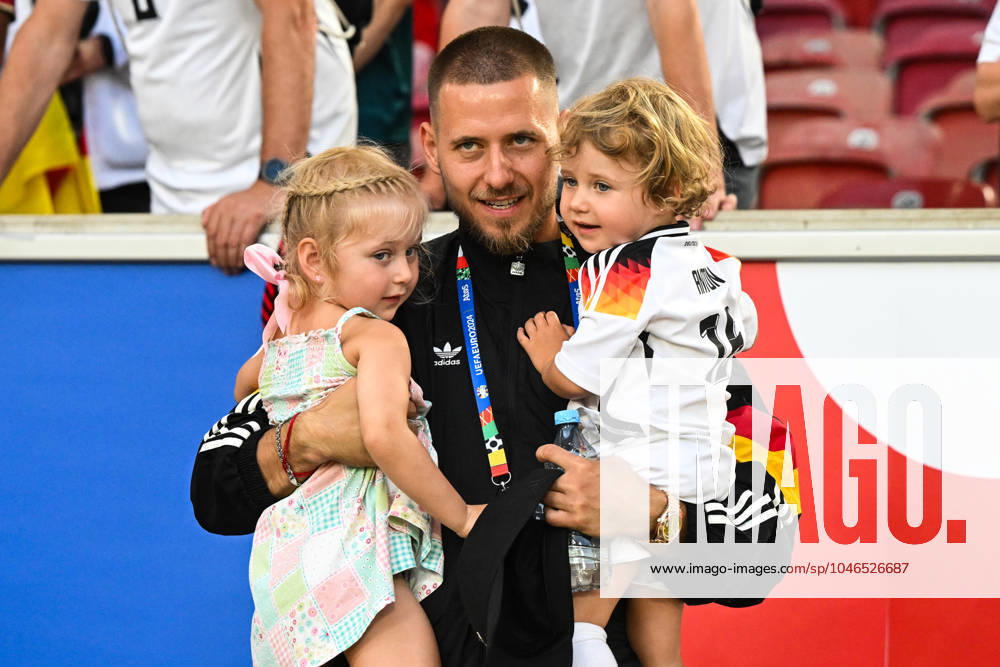 Waldemar Anton Germany,16 with his children after the match Football, men, season 2023 24, Euro 20204 Group A 2 Matchday in Stuttgart, Germany Hungary, v l , 19 06 2024,